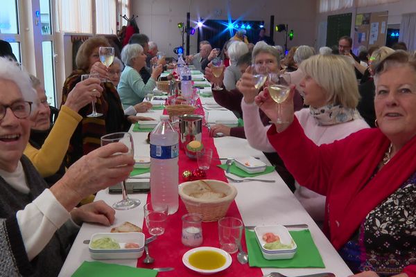 Une soixantaine de personnes seules se sont retrouvées pour un déjeuner de Noël, dans les quartiers nord d'Angers