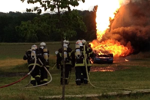 Les pompiers se sont notamment formés aux techniques d'extinction d'incendie sur véhicule GPL.