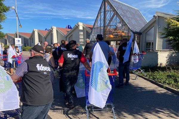 Opération coup de poing des producteurs de lait à Carrefour Epinal