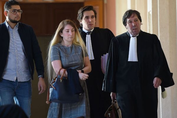 Mounia Haddad, son mari et ses avocats maître Abed Bendjador fils et maître Abed Bendjador père lors du procès à Tours le 27 septembre 2018