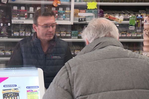 Florent Thibaudeau, patron du bar PMU "Le Calumet", en compagnie d'un client