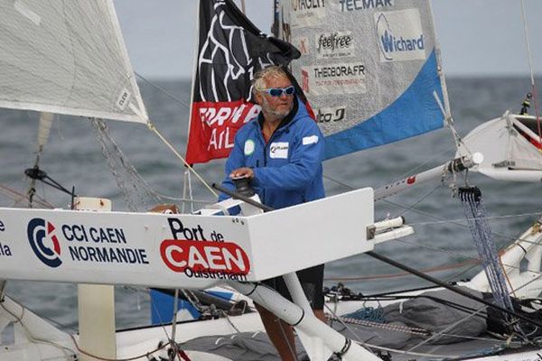 Yvan Bourgnon, peu avant son arrivée à Ouistreham ce mercredi