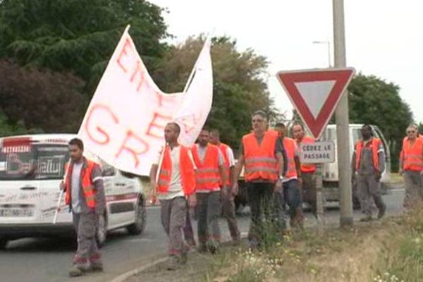 Des salariés d'Eiffage Energie Auvergne à Riom. Ils demandent une augmentation salariale pour tous de 50 euros mensuels et l'abandon du projet de réorganisation.