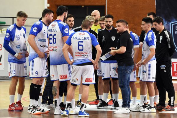 L'entraîneur du Grand Nancy Métropole Handball et ses joueurs