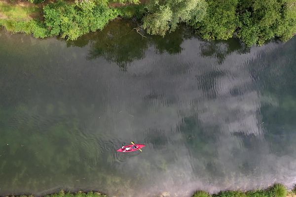 La Somme, navigable en barque ou canoë-kayak, comporte de nombreux points d'embarcation