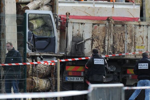 La police au travail autour du camion impliqué dans l'accident qui a causé la mort de six adolescents jeudi à Rochefort