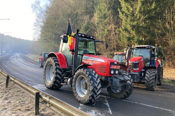 Les agriculteurs belges ont dressé des barrages filtrants sur la route entre Bouillon (Belgique) et Sedan dans les Ardennes.