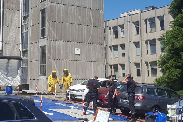 Il était 10H30, jeudi 8 juin, à Clermont-Ferrand, lorsque les pompiers ont été appelés sur le campus des Cézeaux, à Clermont-Ferrand, suite à une fuite de fluorure d’hydrogène. En début d’après-midi, l’unité Risques Chimiques des pompiers était toujours sur place afin de s’assurer de l’absence de gaz.  