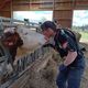 Angélique, agricultrice dans le Puy-de-Dôme, a fait le choix de l'exosquelette pour l'aider dans son travail.