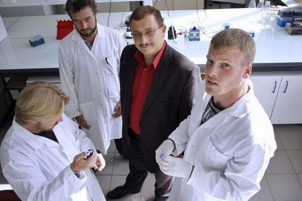 Gilles-Eric Séralini et son équipe dans son laboratoire de Caen
