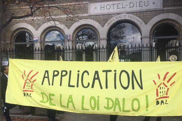 Environ 70 personnes se sont rassemblées devant l'Hôtel-Dieu, pour demander le relogement de ces personnes sans-abri.