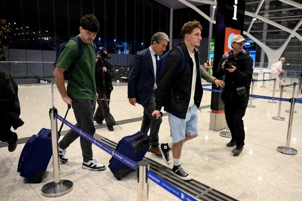 Les rugbymen français Hugo Auradou et Oscar Jegou accompagnés de leur avocat Rafael Cuneo Libarona à l'aéroport de Buenos Aires avant leur retour en France le 4 septembre 2024.