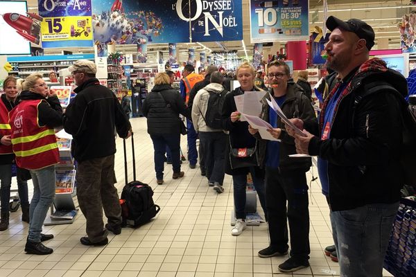 Une dizaine de salariés étaient mobilisés ce samedi matin à l'entrée de l'hypermarché Carrefour, dans le centre commercial Euralille.