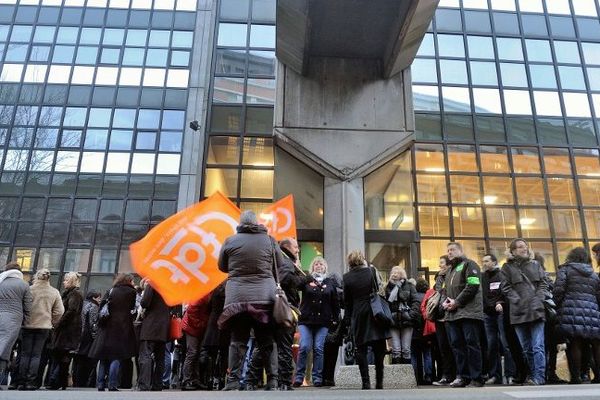 Les salariés de la Redoute, le jeudi 9 janvier 2014 devant le siège de l'entreprise à Roubaix