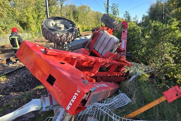 Un engin de chantier a été percuté par un RER D ce lundi 21 octobre.