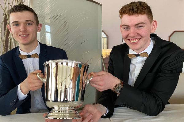 Raphaël Michaut et Jean-Baptiste Domange. Ces deux élèves du Lycée des métiers de l’hôtellerie Mondon à Metz sont les grands gagnants du 1er prix du trophée Delair pour les métiers de la salle.