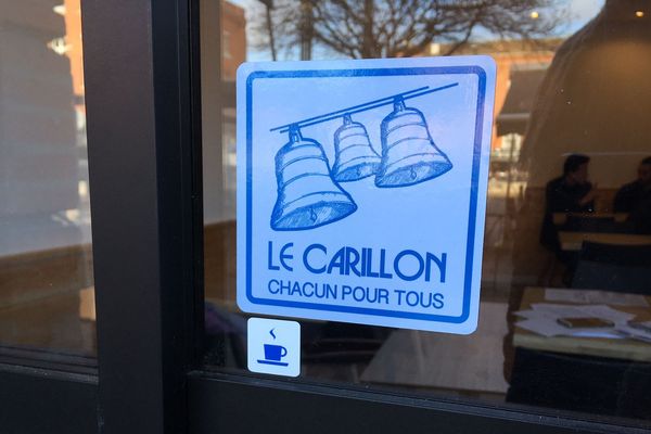 L'association La Cloche a mis en place dans le quartier Saint-Cyprien à Toulouse un réseau qui met en lien commerçants, habitants et personnes à la rue. Les magasins proposent des services ou des produits que les habitants peuvent offrir aux sans domicile fixe. Une vingtaine de commerces participe.