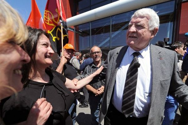 Castelnaudary (Aude) - Laurent Spanghero avec les salariés de son ex entreprise - juin 2013.