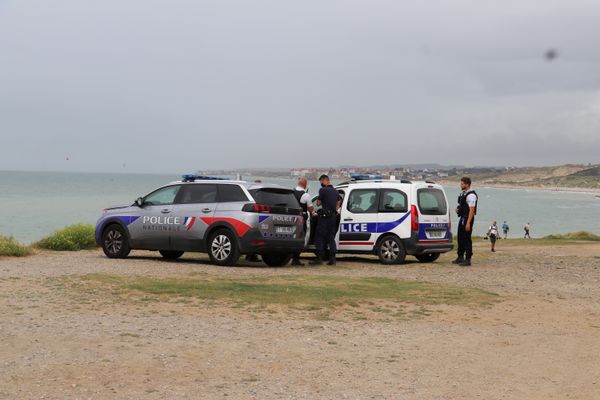 La police surveillant les tentatives de traversées de migrants sur le littoral de la côte d'Opale - Illustration