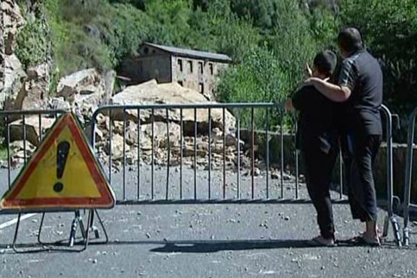 La route usines coupée par un éboulement