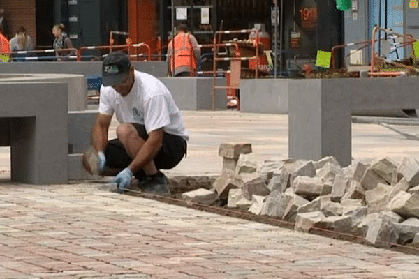 Le pavage est en cours sur la place de Gaulle, dans le centre-ville de Cherbourg