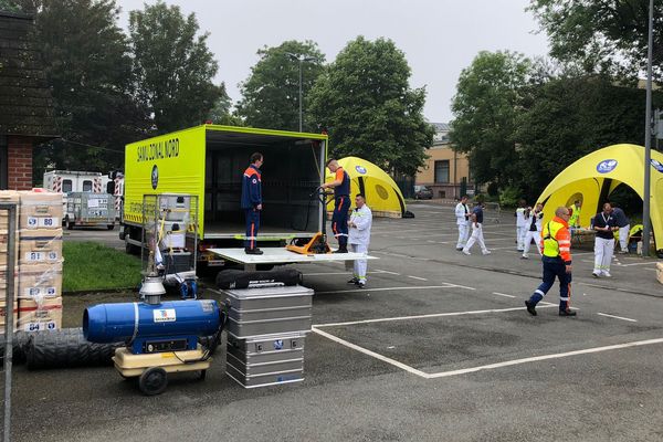 Les secours se sont déployés à l'entrée et à l'intérieur d'une salle de sport, à Ronchin. 