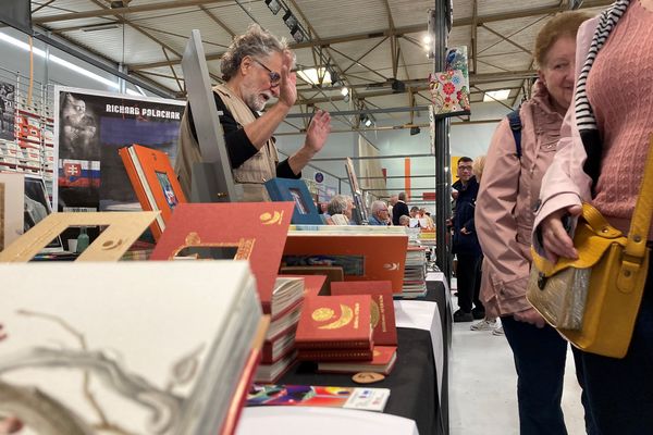 Les premiers visiteurs arpentent les allées de la patinoire où se déroule cette édition 2023 de Lire à Limoges.