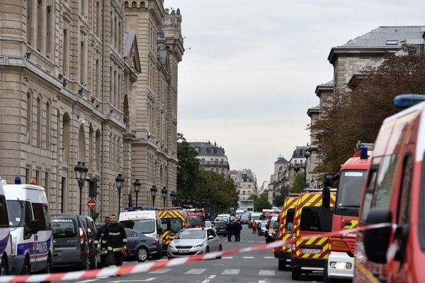 Après l'attaque au couteau de policiers au sein de la préfecture de police de Paris, les enquêteurs cherchent à comprendre si Mickaël Harpon a agi seul ou pas.