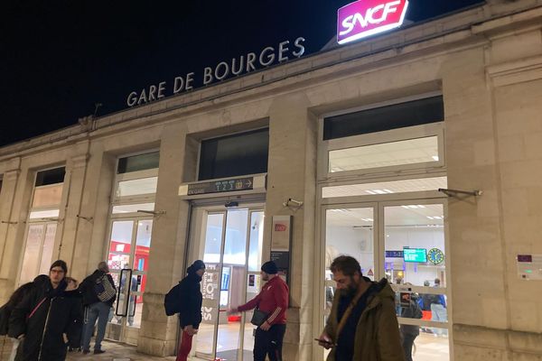 Une cinquantaine de voyageurs attendaient leur train retardé, ce mardi vers 17h30 en gare de Bourges.