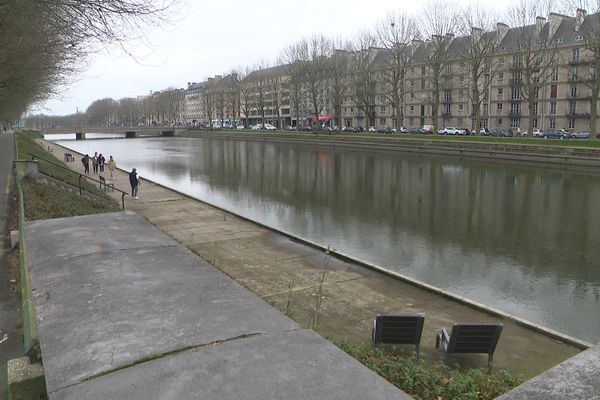 Alors que des chaises sont installées partout le long du quai rien n'est prévu pour sécuriser les piétons. Le risque de chutes mortelles est trop important, juge cette famille endeuillée à l'origine de la pétition