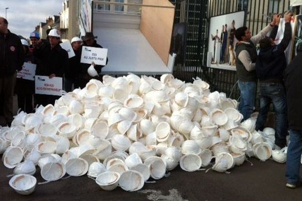 Les artisans du bâtiment ont déversé 1115 casques devant la préfecture de BLois (Loir-et-Cher) qui correspondent aux 1115 emplois supprimés dans leur secteur
