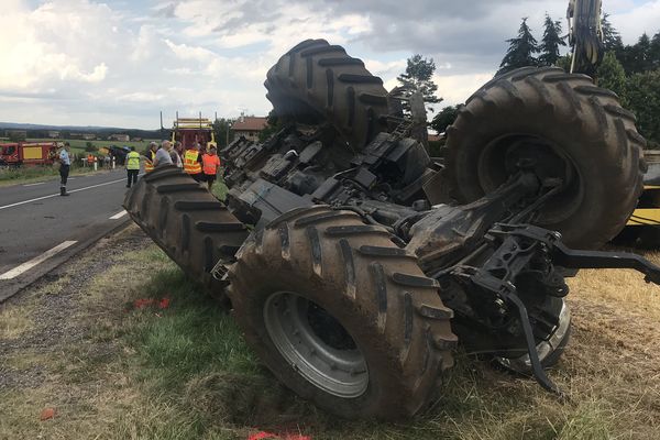 Accroché par le semi-remorque, le tracteur s'est complètement retourné sur le côté de la route. Le conducteur a été évacué vers le centre hospitalier du Puy-en-Velay pour procéder à quelques examens.