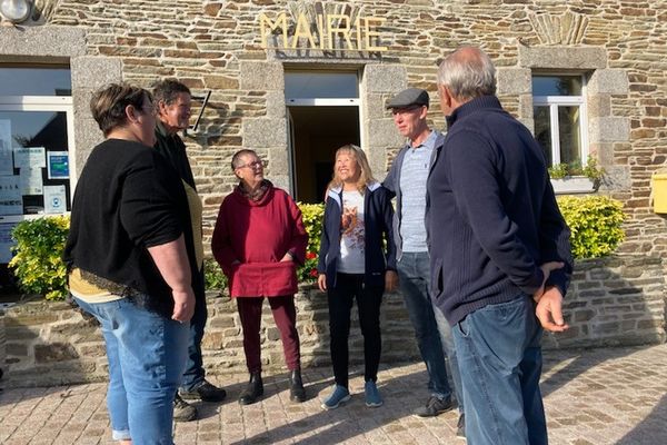 62 britanniques habitent le bourg de Sainte-Tréphine  ( côtes-d'armor) qui compte 186 habitants : pour rester vivre sur place, ils devront posséder un titre de séjour.