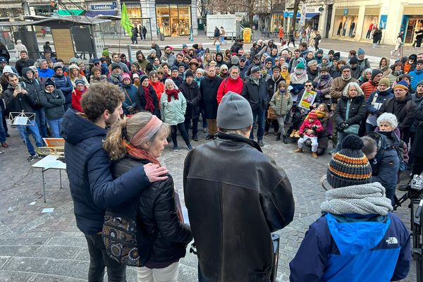 Une centaine de personnes s'est rassemblée le 13 janvier 2024 à Grenoble pour demander la libération de Coline Fay, détenue depuis près de deux mois au Sénégal.