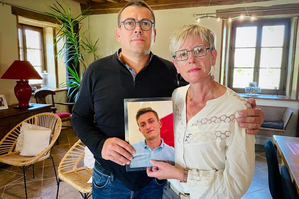 Bruno et Céline Dupont tiennent le portrait de leur fils Baptiste, retrouvé mort il y a trois ans dans la Grosne, à Cluny.