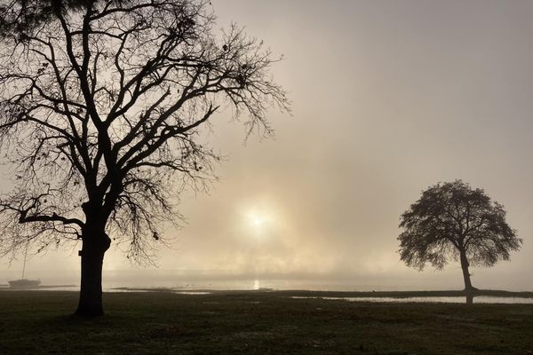 Lever de soleil dans la brume avant l'arrivée des pluies