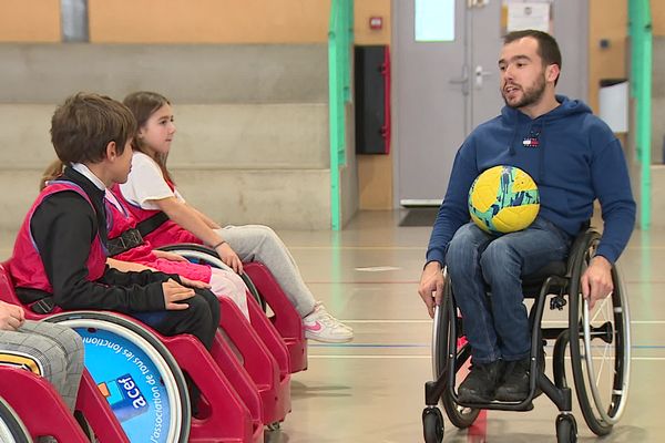 Ces élèves de CE2 d'une école de Gerzat s'essaient au rugby fauteuil aux côtés de de Nicolas Valentim, double champion d'Europe.