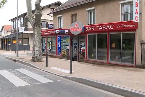 Comme ce bar-tabac, 17 autres commerces de la ville de Gap ont été cambriolés depuis début avril. Une vague de vols sans précédents dans la capitale douce. 