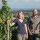 Véronique et Thomas Muré devant leurs vignes, sur le Vorbourg.