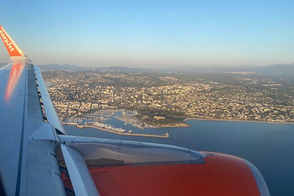 L'atterrissage à l'aéroport de Nice est l'un des plus beaux au monde, mais également l'un des plus compliqués.