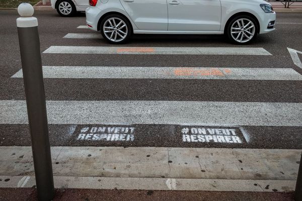 Des tags réalisés par Greenpeace France et l'ANV-Cop 21 dans le cadre de la campagne nationale, #OnVeutRespirer, pour interpeller les candidats aux municipales sur les dangers de la pollution de l'air.