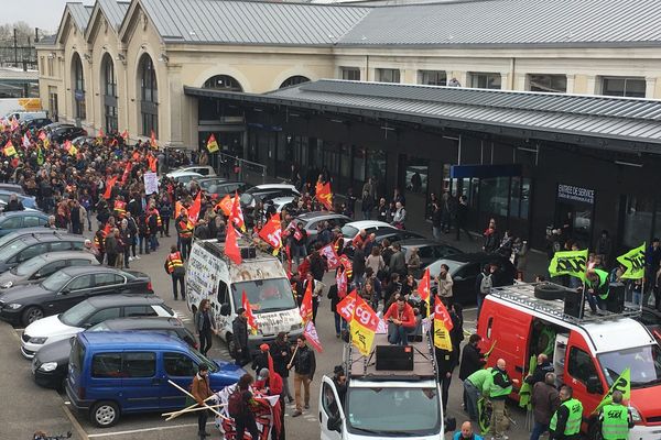 Au premier jour de la grève nationale à la SNCF, plusieurs centaines de manifestants ont convergé vers la gare lyonnaise de Perrache. Objectif : être reçu à l'Hôtel de la région Auvergne-Rhône-Alpes. 