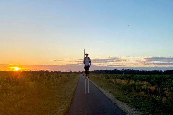 Julien Ardrover a parcouru 100 km en échasses entre Arcachon et Bazas.