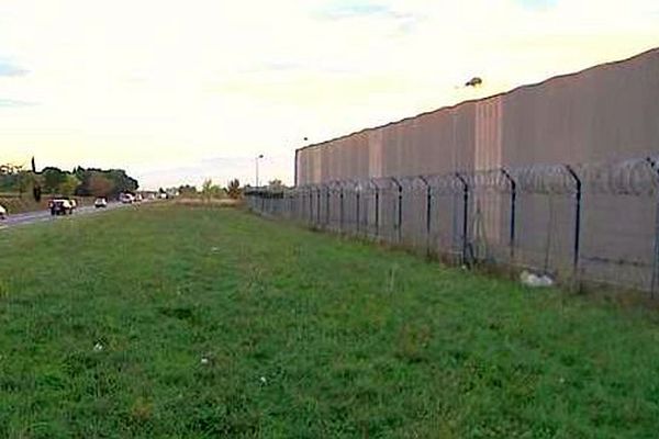 Perpignan - le mur de la prison longeant la route et n'étant pas équipé de filets anti-projections - octobre 2015.