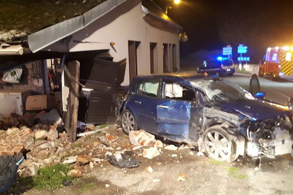 Une voiture a percuté le garage d'une habitation à Tillard dans l'Oise.