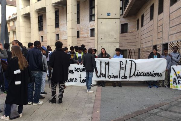 "Tous les dispositifs d'hébergement d'urgence sont saturés" rappelle le collectif dijonnais de soutien aux demandeurs d'asile et migrants. 