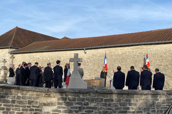 Inhumation de Philippe de Gaulle, en petit comité dans le cimetière de Colombey.