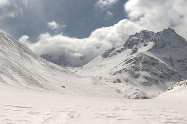 La neige de printemps offre d'excellentes conditions pour les skieurs de randonnée  dans le massif des Ecrins.