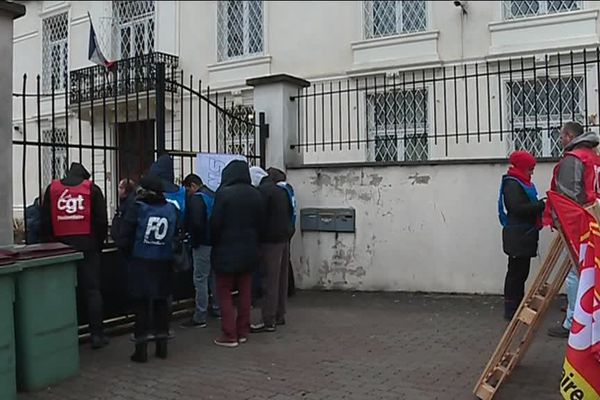 Second mardi de mobilisation pour les surveillants de prison. Après Toul, c'est désormais les extractions judiciaires du centre de semi-liberté de Maxéville qui sont ciblées. 