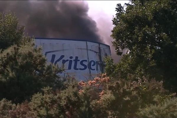 Le feu a entièrement détruit l'usine